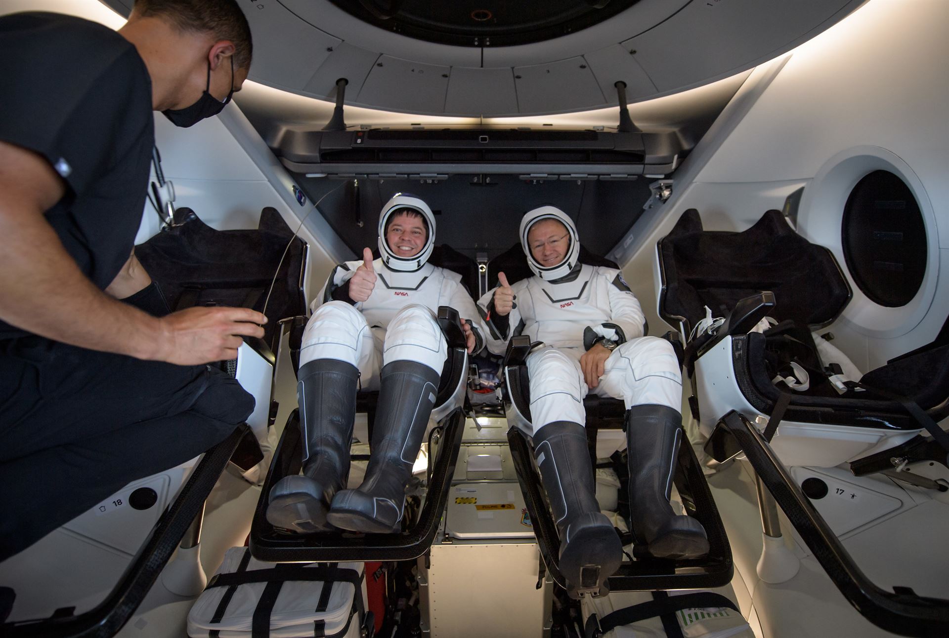  Astronautas da NASA retornam à Terra após 60 dias no espaço